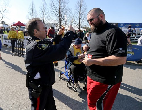 TREVOR HAGAN / WINNIPEG FREE PRESS
Winnipeg Police Service Chief Danny Smyth handed out medals at the finish line. The 13th annual Winnipeg Police Service Half Marathon started and finished in Assiniboine Park, Sunday, May 7, 2017.