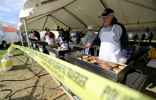TREVOR HAGAN / WINNIPEG FREE PRESS
Herb Vier and other volunteers prepare hundreds of pancakes in the breakfast tent. The 13th annual Winnipeg Police Service Half Marathon started and finished in Assiniboine Park, Sunday, May 7, 2017.