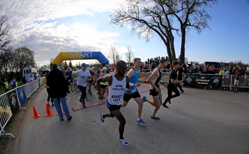 TREVOR HAGAN / WINNIPEG FREE PRESS
The 13th annual Winnipeg Police Service Half Marathon started and finished in Assiniboine Park, Sunday, May 7, 2017.