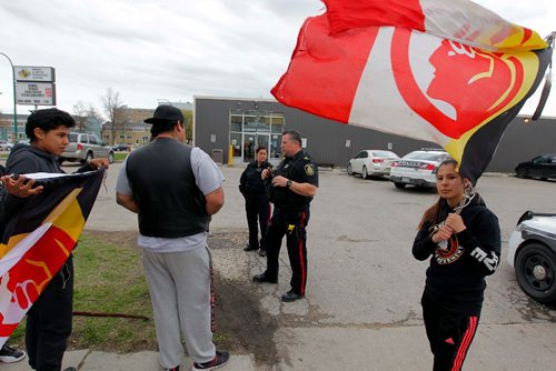 BORIS MINKEVICH / WINNIPEG FREE PRESS
Police at The Indian and Métis Friendship Centre of Winnipeg Inc. on 45 Robinson Street. A group from the American Indian Movement on scene as well. Police talk to the protestors. CAROL SANDERS STORY. May 8, 2017