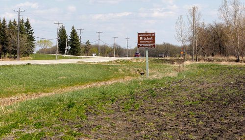 BORIS MINKEVICH / WINNIPEG FREE PRESS
FILES - Municipality of Ritchot sign on St. Mary's Road south of Winnipeg. May 11, 2017