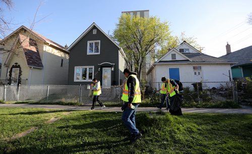 TREVOR HAGAN / WINNIPEG FREE PRESS
Bear Clan members go on patrol, Thursday, May 11, 2017.