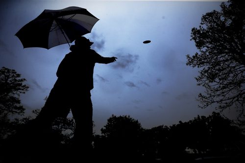 JOHN WOODS / WINNIPEG FREE PRESS
David Link, a member of the Professional Disk Golf Association (PDGA), plays disk golf at Happyland Park in the rain Sunday, May 21, 2017. Link says the disk golf course at Happyland Park is open to all and free to use. The PDGA has about 100 members in Manitoba.