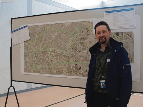 Canstar Community News May 17, 2017 - David Patman, city project manager, at the Rapid Transit Eastern Corridor workshop at East Elmwood Community Centre. (SHELDON BIRNIE/CANSTAR/THE HERALD)