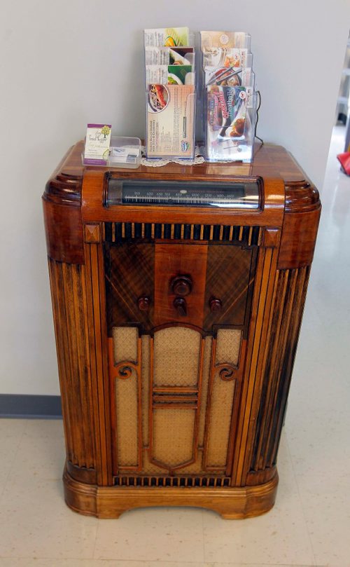 BORIS MINKEVICH / WINNIPEG FREE PRESS
Local Meats & Frozen Treats, 593 St. Anne's Rd.  Sunday Special feature on Ken Loney, 60, who opened Local Meats  & Frozen Treats after a long, long career in the TV repair biz. This is an old radio that decorates the store. It's from he past life as a TV prepare man. DAVE SANDERSON STORY. May 24, 2017