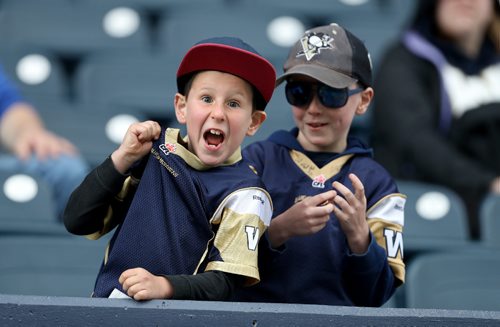 TREVOR HAGAN / WINNIPEG FREE PRESS
Brothers, Riley, 6, and Caden, 8, show some excitement during Blue Bomber training camp, Sunday, May 28, 2017.