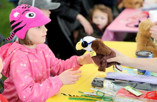 TREVOR HAGAN / WINNIPEG FREE PRESS
Palesa Coteselig, 8, gets sunglasses for her new eagle, named Eagleeye, at the Teddy Bear Picnic, Sunday, May 28, 2017.