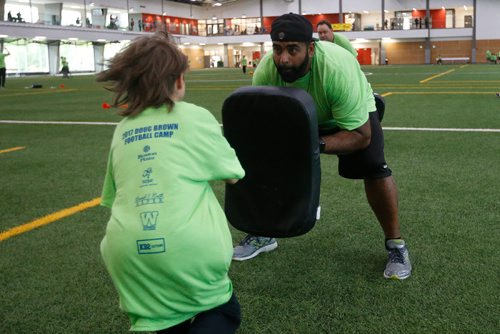 JOHN WOODS / WINNIPEG FREE PRESS
Former Blue Bomber Obby Khan holds the bag during a drill for the young players at the Doug Brown KidSport Winnipeg Football Camp at the University of Winnipeg Sunday, May 28, 2017.