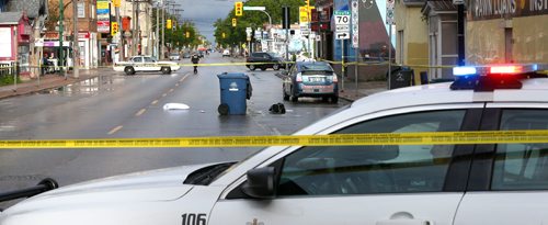 WAYNE GLOWACKI / WINNIPEG FREE PRESS

Winnipeg Police at the crime scene on Ellice Ave. at Furby St. Monday morning. The victim, a male in his thirties, was transported to hospital with upper body stab wound.   May 29 2017