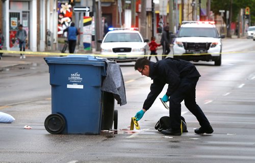 WAYNE GLOWACKI / WINNIPEG FREE PRESS

Winnipeg Police at the crime scene on  Ellice Ave. at Furby St. Monday morning. The victim, a male in his thirties, was transported to hospital with upper body stab wound.   May 29 2017