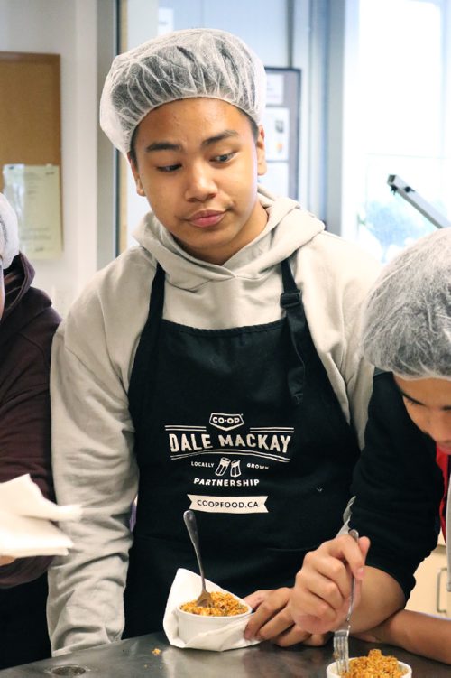 Canstar Community News May 25, 2017 - Andrew Mynarski VC School Grade 9 student Gian Antiojo learned to make a tuna pasta bake at Winnipeg Harvest with Fairmont Winnipegs executive sous chef Timothy Palmer. (LIGIA BRAIDOTTI/CANSTAR COMMUNITY NEWS/TIMES)