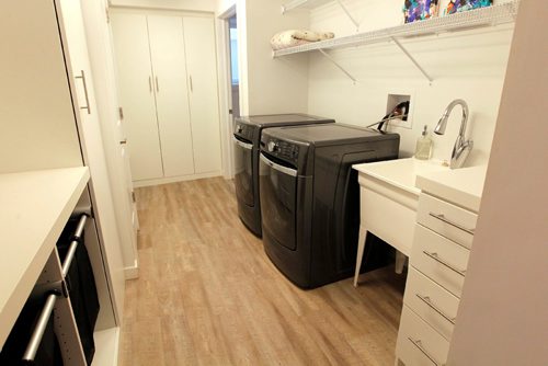 BORIS MINKEVICH / WINNIPEG FREE PRESS
HOMES - 14 Blossom Bay in Charleswood. Downstairs washer and dryer laundry room. TODD LEWYS STORY May 30, 2017