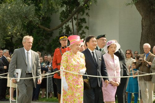 Dwight MacAulay (left), secretary, Order of Manitoba Advisory Council, and chief protocol officer for the province of Manitoba with Queen Elizabeth during the Royal Tour to Winnipeg in 2010.
100703 - Tuesday, May 30, 2010
