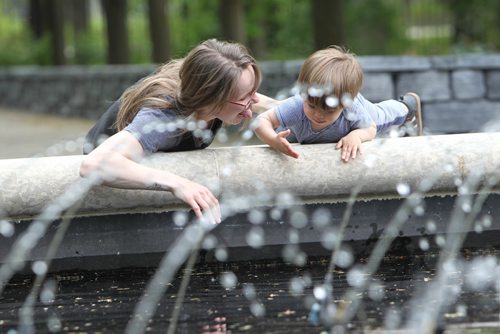 RUTH BONNEVILLE /  WINNIPEG FREE PRESS

Dominic Pirie who's almost 2yrs reacts after touching  the water with his mom, Georgina next to him  in the Leo Mol Sculpture pond at Assiniboine Park Tuesday afternoon. 
Standup photo 

May 30, 2017