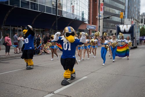 JEN DOERKSEN/WINNIPEG FREE PRESS
A number of organizations, community businesses, public servants and gay straight alliances had floats in Sundays 30th anniversary Pride Parade. Sunday, June 4, 2017.