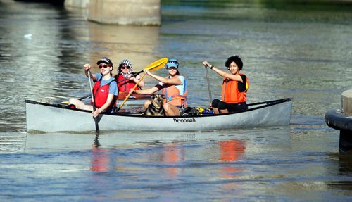 BORIS MINKEVICH / WINNIPEG FREE PRESS
Some paddlers who work at the Manitoba Museum took part in this year's city Commuter Challenge early Monday morning. Instead of driving or biking to work, they paddled in. They portaged their canoe down from the docks on Waterfront Drive to the Museum. From left, Claire Woodbury, Jaya Beange(in kayak behind the canoe), Yogi the dog, Dana Kowalsky, and Malaika Brandt-Murenzi paddle past the forks on their journey. STANDUP June 5, 2017
