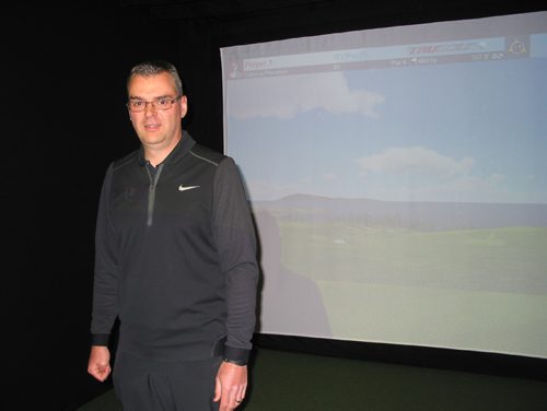 Canstar Community News May 30, 2017 - Kingswood Golf & Country Club's golf pro David Borowski stands in front of a simulation of a course on Maui inside the club's virtual reality golf lounge. (ANDREA GEARY/CANSTAR COMMUNITY NEWS)
