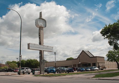 Canstar Community News The former Safeway building at 731 Henderson Hwy. has been closed since November 2015. (SHELDON BIRNIE/CANSTAR/THE HERALD)