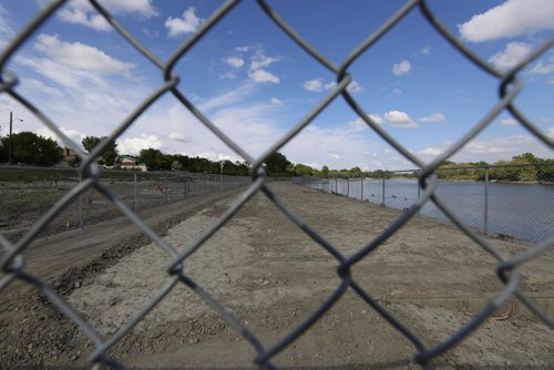 JUSTIN SAMANSKI-LANGILLE / WINNIPEG FREE PRESS
The Alexander Docks remain fenced off and abandoned but the city has announced plans to begin public discussions on how to re-purpose the space.
170607 - Wednesday, June 07, 2017.