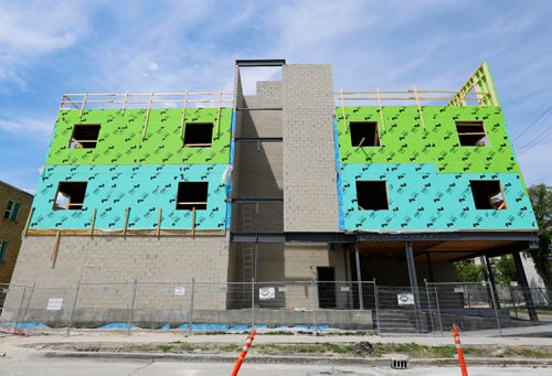 JUSTIN SAMANSKI-LANGILLE / WINNIPEG FREE PRESS
This new, four story, 48-unit condo at the corner of River Avenue and Mayfair Place is just one example of the recent surge in condo construction in the Winnipeg CMA. Over the last five months, more condo projects have been started than in all of 2016.
170608 - Thursday, June 08, 2017.