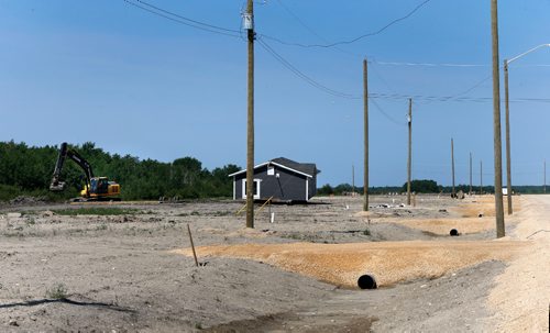 WAYNE GLOWACKI / WINNIPEG FREE PRESS

 The Lake St. Martin First Nation housing development under construction.  Bill Redekop story. June 9  2017