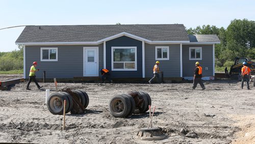 WAYNE GLOWACKI / WINNIPEG FREE PRESS

Worker place a new home on a lot in the Lake St. Martin First Nation housing development under construction.  Bill Redekop story. June 9  2017