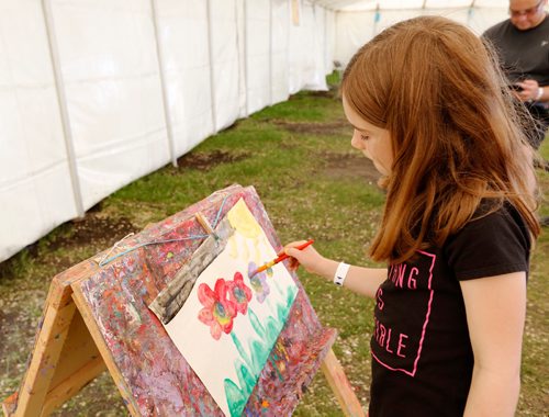 JUSTIN SAMANSKI-LANGILLE / WINNIPEG FREE PRESS
Young artist Annika works on her masterpiece at the arts and crafts tent Saturday as part of the 35th annual Kidsfest at The Forks.
170610 - Saturday, June 10, 2017.