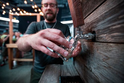 JUSTIN SAMANSKI-LANGILLE / WINNIPEG FREE PRESS
Brian Westcott of Barn Hammer Brewing Company pours a sample Saturday at the Flatlander's Beer Festival at the MTS Centre.
170610 - Saturday, June 10, 2017.