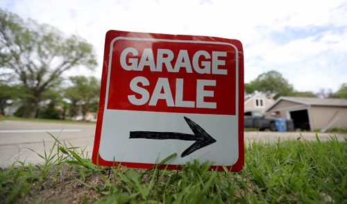 TREVOR HAGAN / WINNIPEG FREE PRESS
Garage Sales, Sunday, June 11, 2017.