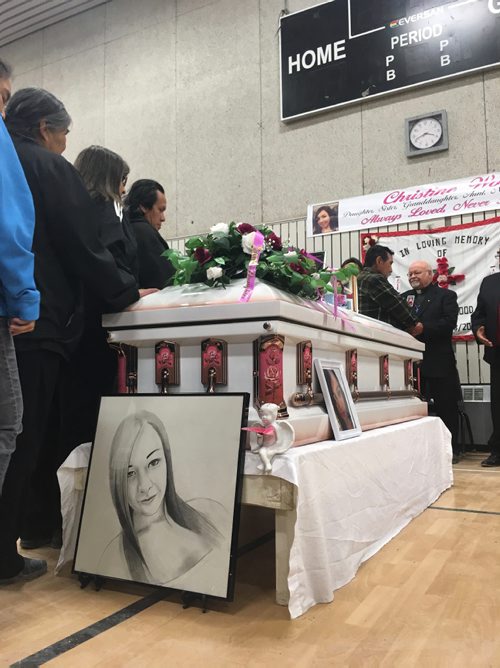 MELISSA MARTIN / WINNIPEG FREE PRESS
The people of Bunibonibee Cree Nation file past Christine Woods casket, as the community gathered at the local elementary school in Oxford House on Saturday, June 10, 2017 to lay her to rest.
