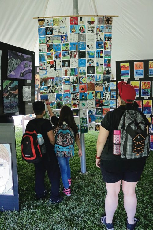 Canstar Community News May 31, 2017 - Margaret Park School students take a look at the arts gallery at the Seven Oaks School Divisions Arts in the Park event. (LIGIA BRAIDOTTI/CANSTAR COMMUNITY NEWS/TIMES)