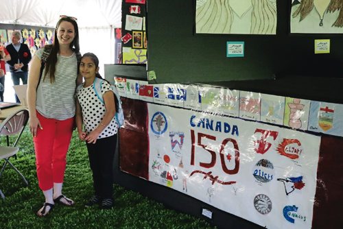 Canstar Community News May 31, 2017 - from left: Margaret Park School BEEP teacher Quincy Gardner and Graden 4 student Chahatpreet Rayat stroll around the arts gallery at the Seven Oaks School Divisions Arts in the Park event. (LIGIA BRAIDOTTI/CANSTAR COMMUNITY NEWS/TIMES)