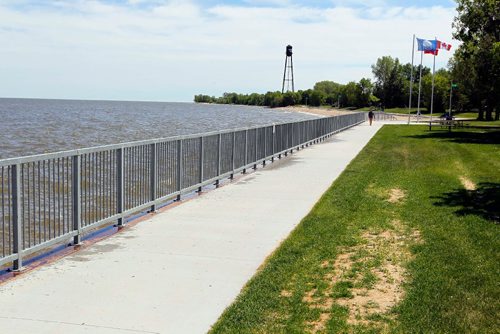 BORIS MINKEVICH / WINNIPEG FREE PRESS
Winnipeg Beach boardwalk renovations. File photos. General photos of the new cement boardwalk . June 12, 2017
