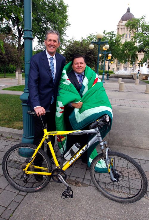 BORIS MINKEVICH / WINNIPEG FREE PRESS
Premier Brian Pallister's Peguis Bike Trip tour kickoff at South plaza, Legislative Building grounds. From left, Premier Brian Pallister and Grand Chief Jerry Daniels with a star blanket given to him. NICK MARTIN STORY. June 15, 2017

