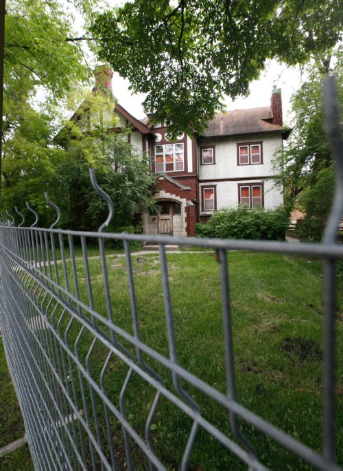 WAYNE GLOWACKI / WINNIPEG FREE PRESS

The Dennistoun House at 166 Roslyn Rd., fencing is set up in front of housing in the 100 block of Roslyn Rd. It's for¤the Sunstone project, a seven-storey, 78-unit multi-family development.¤Aldo Santin  June 16   2017