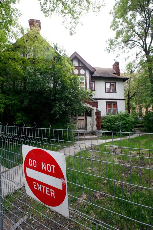 WAYNE GLOWACKI / WINNIPEG FREE PRESS
The Dennistoun House at 166 Roslyn Rd., fencing is set up in front of housing in the 100 block of Roslyn Rd. It's for¤the Sunstone project, a seven-storey, 78-unit multi-family development.¤Aldo Santin June 16 2017