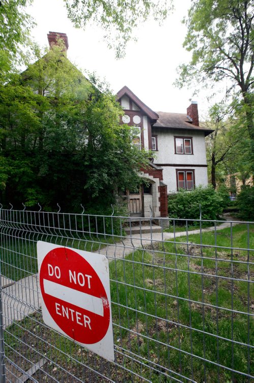 WAYNE GLOWACKI / WINNIPEG FREE PRESS

The Dennistoun House at 166 Roslyn Rd., fencing is set up in front of housing in the 100 block of Roslyn Rd. It's for¤the Sunstone project, a seven-storey, 78-unit multi-family development.¤Aldo Santin  June 16   2017