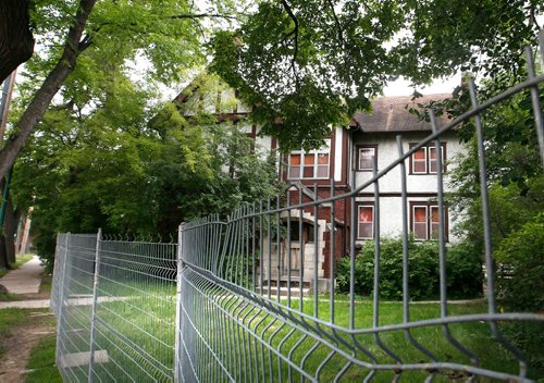 WAYNE GLOWACKI / WINNIPEG FREE PRESS

The Dennistoun House at 166 Roslyn Rd., fencing is set up in front of housing in the 100 block of Roslyn Rd. It's for¤the Sunstone project, a seven-storey, 78-unit multi-family development.¤Aldo Santin  June 16   2017