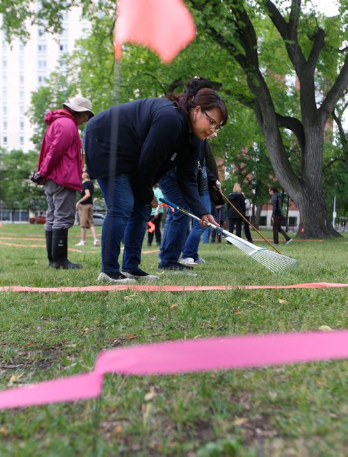 WAYNE GLOWACKI / WINNIPEG FREE PRESS

 Drag the Red volunteers took a forensic training workshop at the University of Winnipeg Saturday then did some field work in Central Park. Organizers had placed bone fragments in the grass for participants to take part in an organized search and to properly record  findings. Melissa Martin story  June 17   2017
