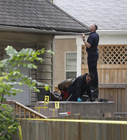 WAYNE GLOWACKI / WINNIPEG FREE PRESS
Winnipeg Police investigate the crime scene in front of a house in the 500 block of Spence St. near Sargent Ave. Saturday afternoon. June 17, 2017