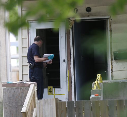 WAYNE GLOWACKI / WINNIPEG FREE PRESS
Winnipeg Police investigate the crime scene in front of a house in the 500 block of Spence St. near Sargent Ave. Saturday afternoon. June 17, 2017