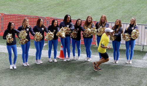 TREVOR HAGAN / WINNIPEG FREE PRESS
Members of the Blue Bomber Cheer and Dance Team welcome participants into the stadium during the 39th Manitoba Marathon, Sunday, June 18, 2017.