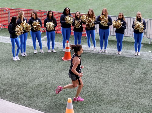 TREVOR HAGAN / WINNIPEG FREE PRESS
Members of the Blue Bomber Cheer and Dance Team welcome participants into the stadium during the 39th Manitoba Marathon, Sunday, June 18, 2017.
