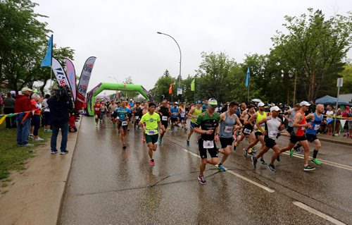 TREVOR HAGAN / WINNIPEG FREE PRESS
The 39th Manitoba Marathon, Sunday, June 18, 2017. Runners take off at the start of the marathon.