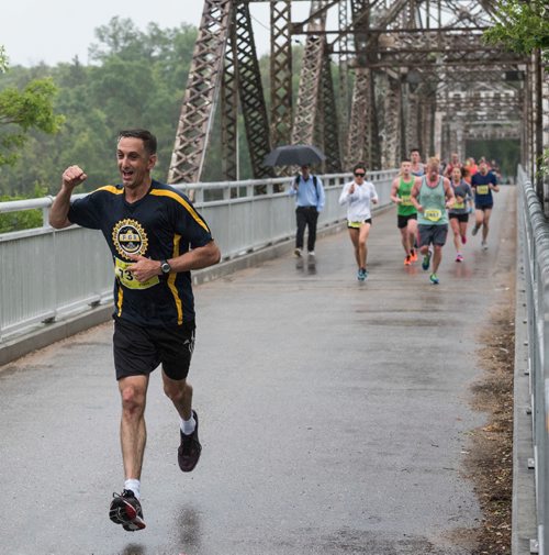 DAVID LIPNOWSKI / WINNIPEG FREE PRESS

Half Marathon participants run over the Elm Park Bridge Sunday June 18, 2017.