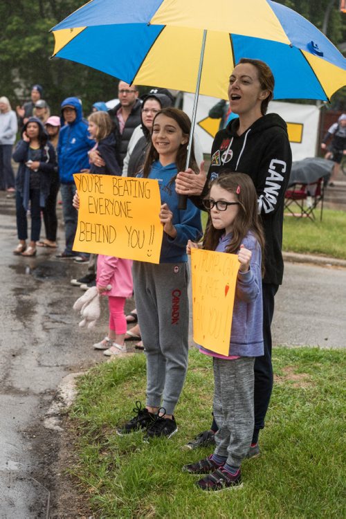 DAVID LIPNOWSKI / WINNIPEG FREE PRESS

Daughters Hudson (11, left) and Prairie (7, right) along with their mother Tannis Francis (center) cheer on their dad Ryan who is running the Half Marathon Sunday June 18, 2017.