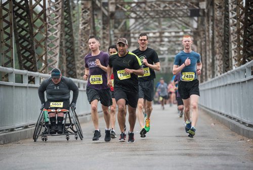 DAVID LIPNOWSKI / WINNIPEG FREE PRESS

Half Marathon participants run over the Elm Park Bridge Sunday June 18, 2017.