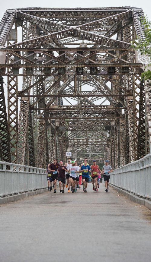 DAVID LIPNOWSKI / WINNIPEG FREE PRESS

Half Marathon participants run over the Elm Park Bridge Sunday June 18, 2017.