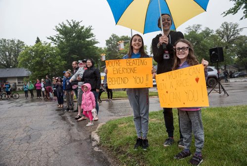 DAVID LIPNOWSKI / WINNIPEG FREE PRESS

Daughters Hudson (11, left) and Prairie (7, right) along with their mother Tannis Francis (center) cheer on their dad Ryan who is running the Half Marathon Sunday June 18, 2017.