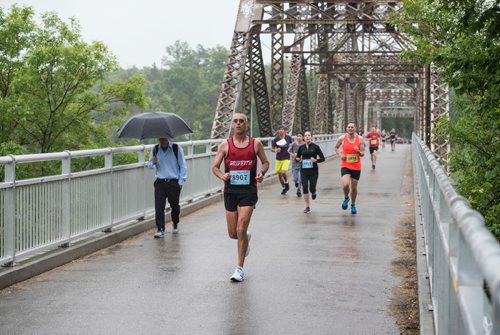 DAVID LIPNOWSKI / WINNIPEG FREE PRESS

Half Marathon participants run over the Elm Park Bridge Sunday June 18, 2017.